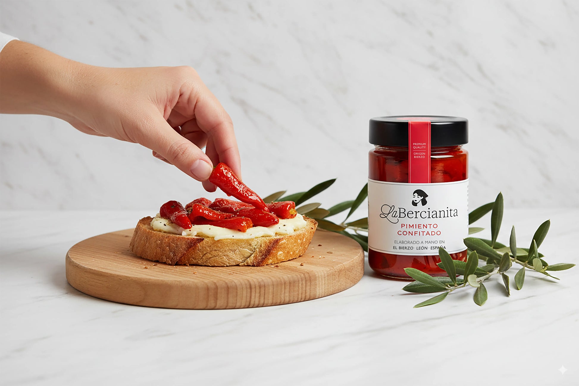 Bote de pimientos asados confitados La Bercianita con tosta de pan de pueblo y queso, producto gourmet de El Bierzo